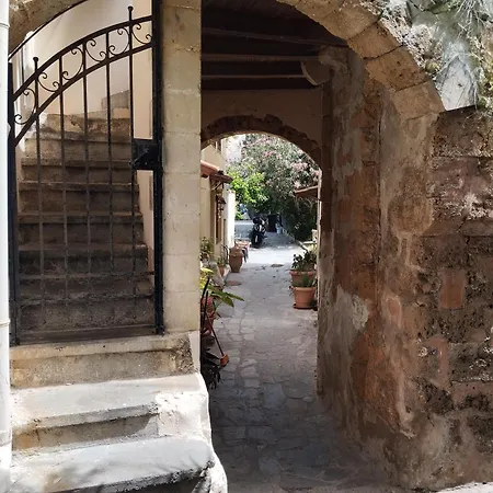 Lili House خانيا